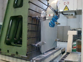 Lavorazione meccanica di precisione per la levigatura di una piastra in acciaio (autoclave per il settore farmaceutico)