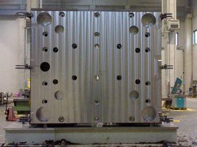 Vista della superficie di un piano portastampo per la costruzione di macchina stampaggio. dimensioni: 2500mm X 3000mm.